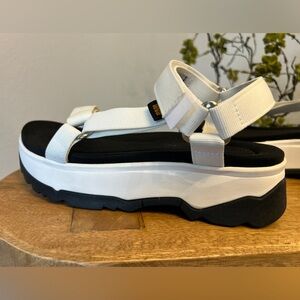 NWOT Brand New Teva Leisure and Sportwear Platform Sandals
